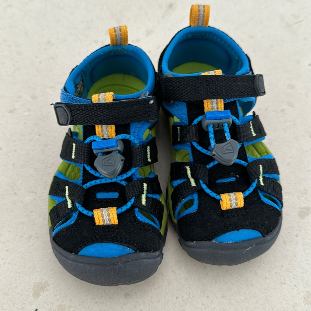 Toddler boy Keen sandals size 8.